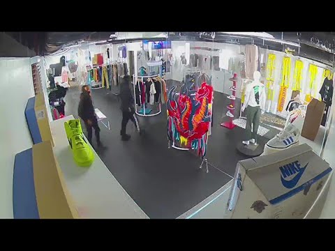 APD looking for suspects who snatched clothes from hangers, stole $25K in merchandise