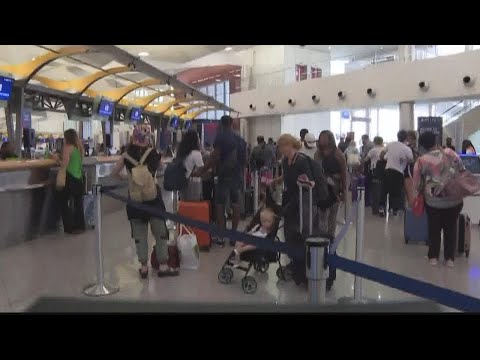 Airlines prep for busy travel weekend