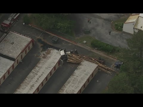 Log truck crashes into building in Decatur | Aerials