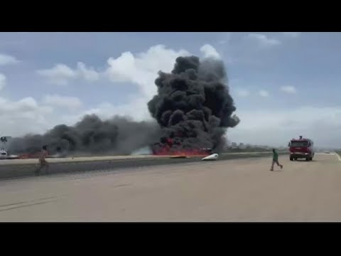 Somalian plane makes crash landing