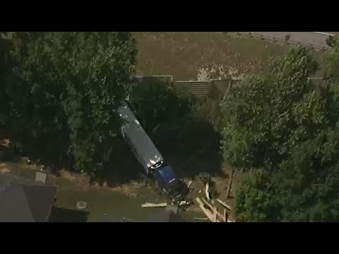 Tractor-trailer veers off I-20 in DeKalb County | 11Alive