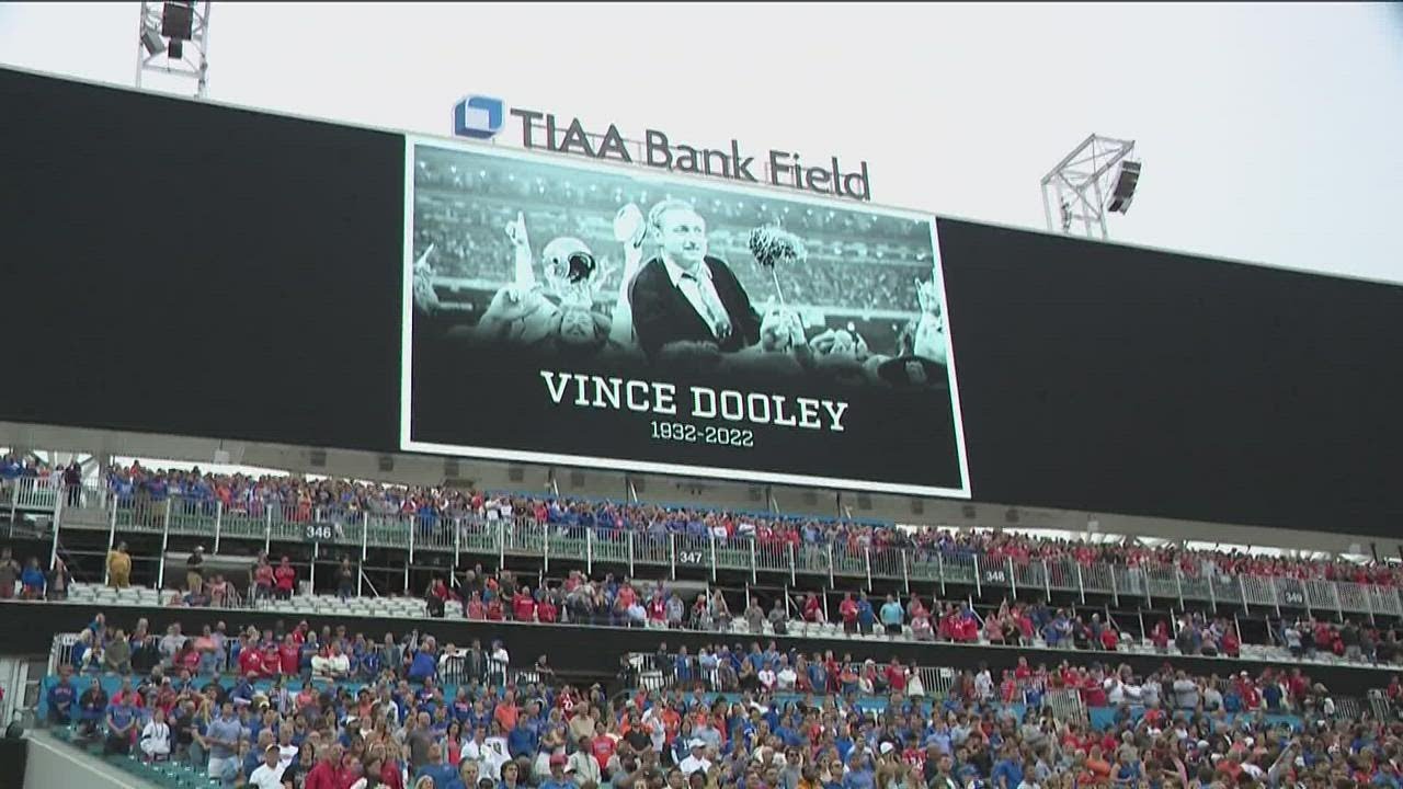 Moment of silence held for Vince Dooley at Georgia-Florida game in Jacksonville