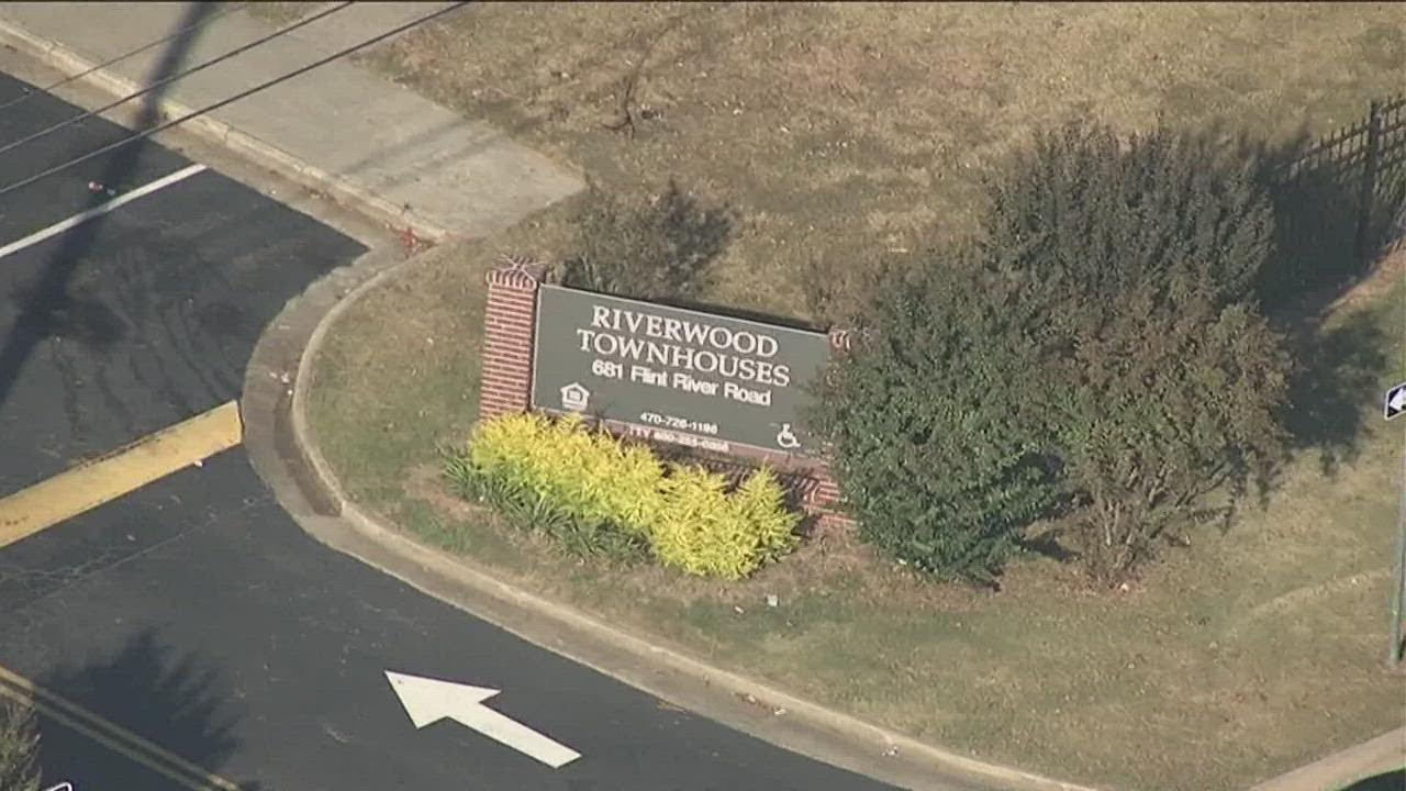 2 shot, killed at Jonesboro townhome complex, Clayton County Police say