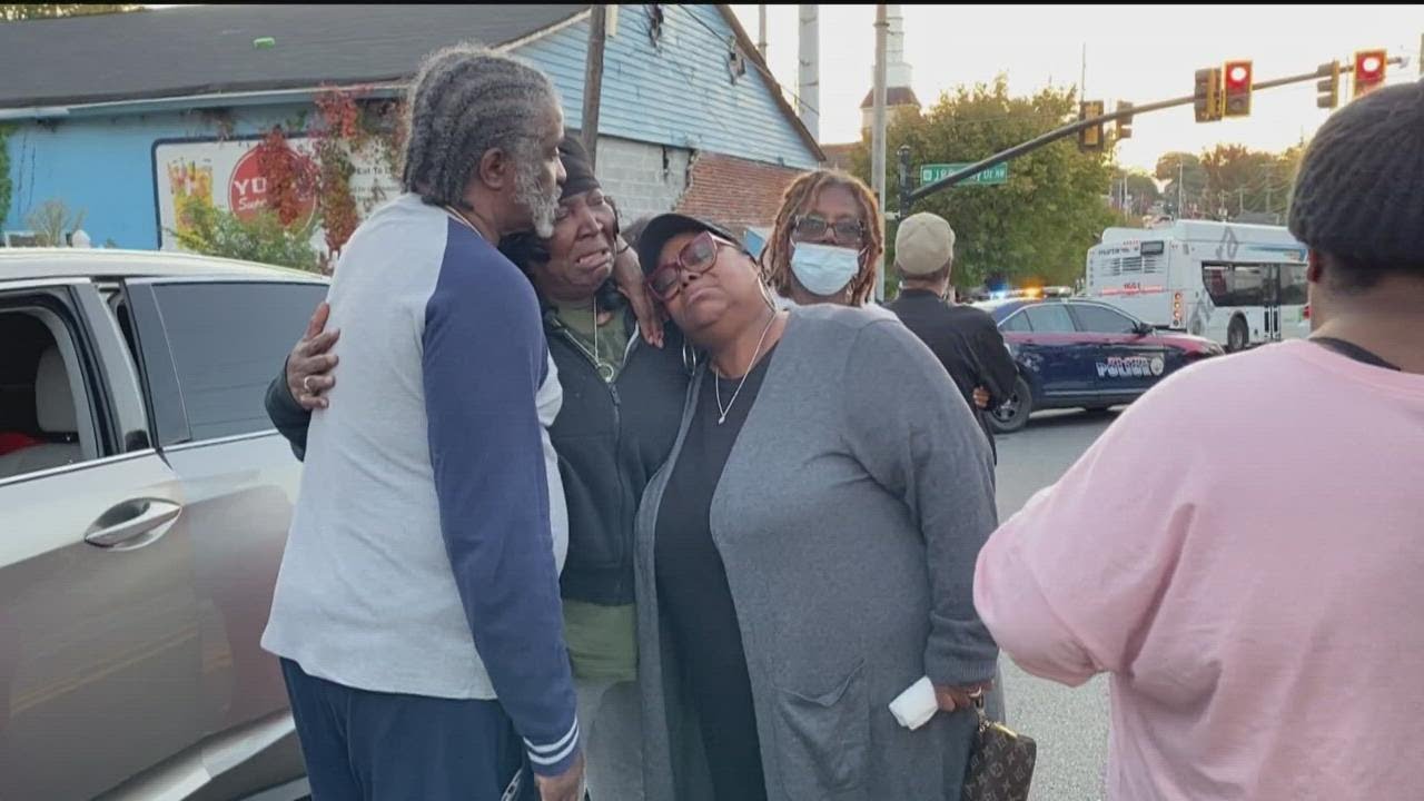 Family mourning after beloved family man shot, killed inside car in Atlanta shopping plaza