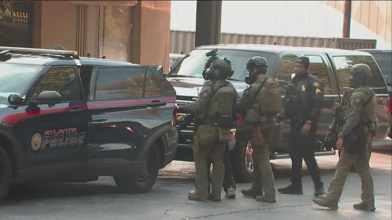 Man arrested after SWAT standoff at southwest Atlanta hotel