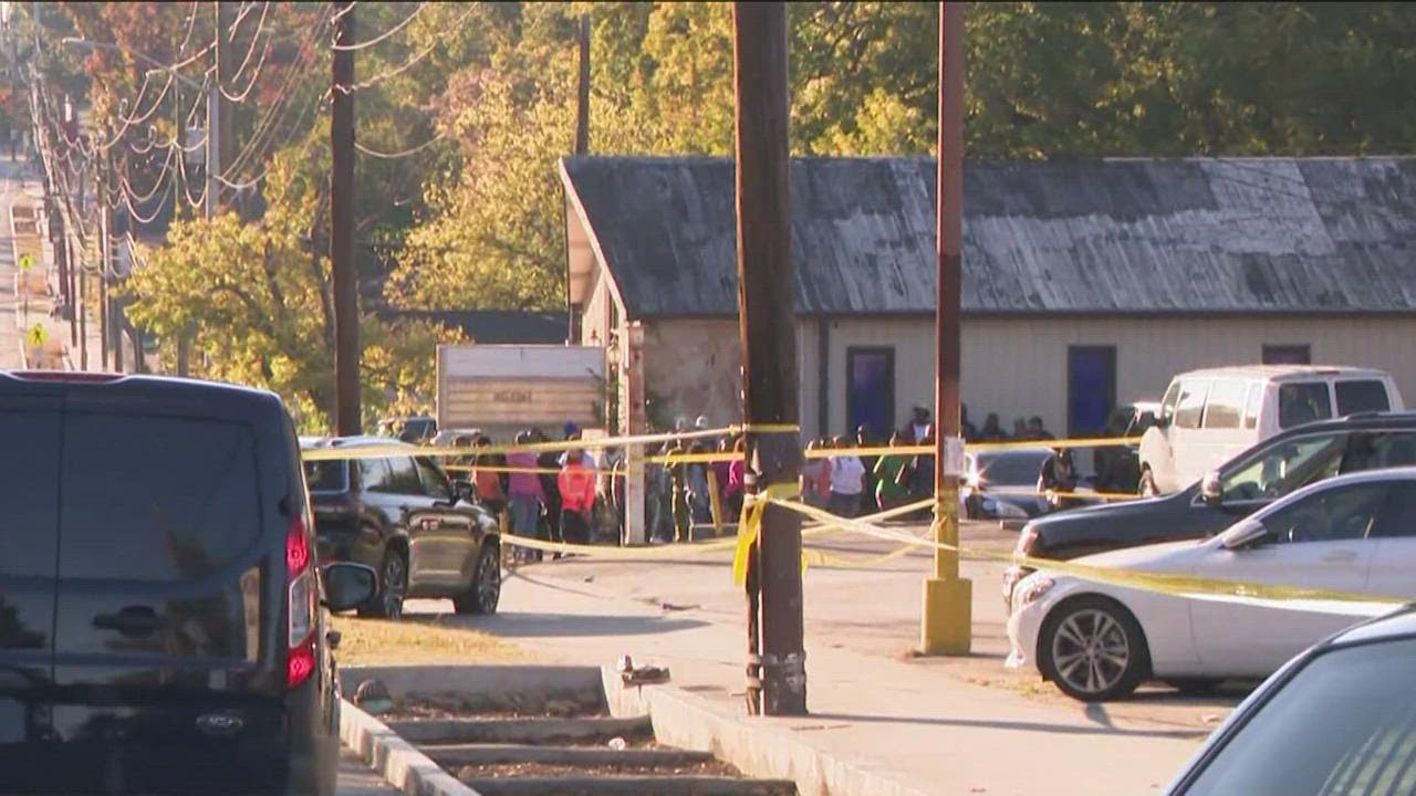 Man killed in northwest Atlanta shopping plaza, APD says