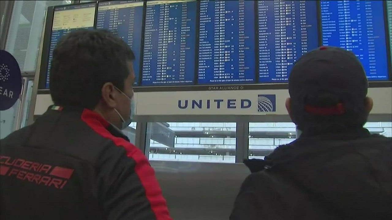 Senators want airlines to pay you more when flight is delayed or canceled