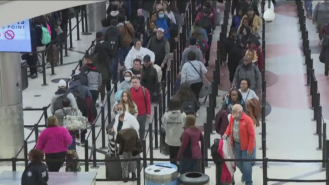 Holiday travel at Atlanta airport praised by those reuniting with families