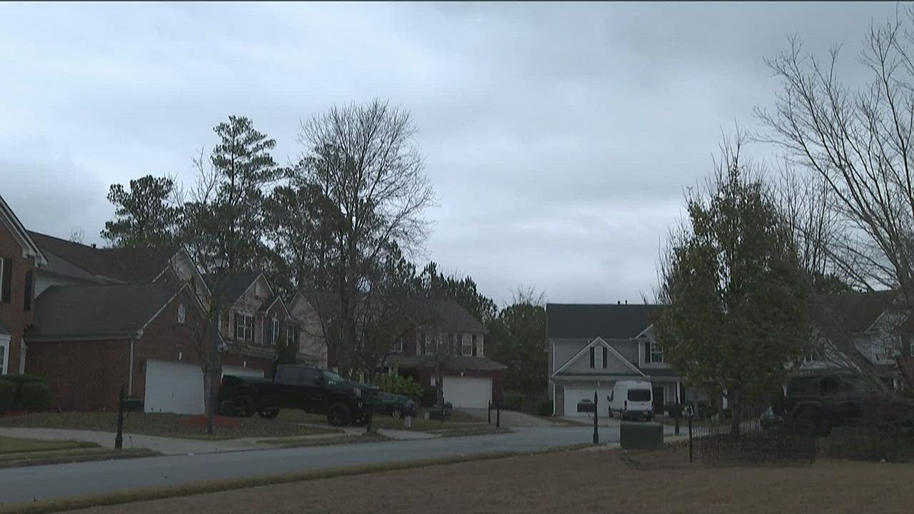 Gwinnett County homeowners upset with HOA demanding tree removal