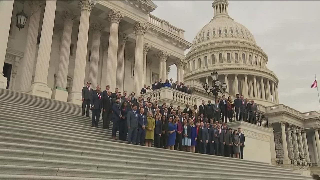 Newly-elected members of Congress pose for class photo