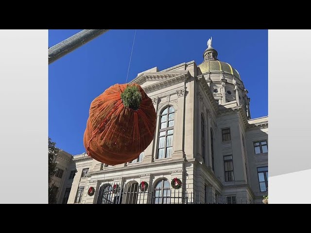 Christmas tree arrives at State Capitol