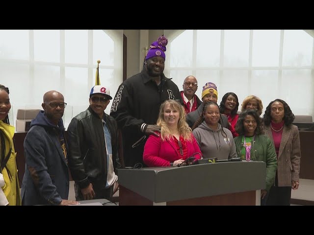 Shaquille O'Neal helps host toy, food and clothing giveaway for East Point community