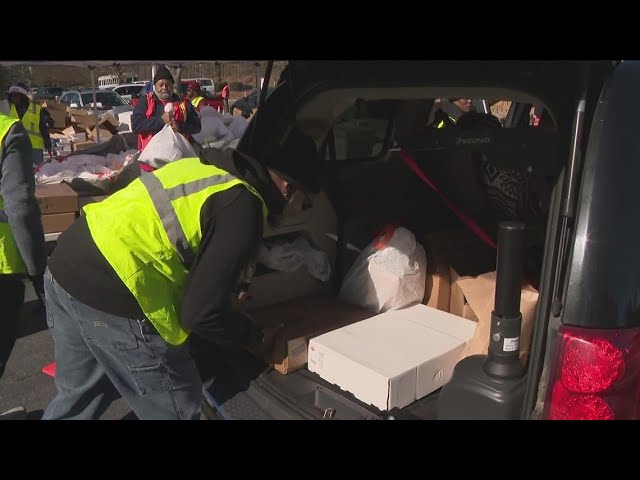 Food distribution in Decatur for military veterans